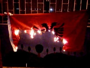 Ελληνική οργή: Μαθητές μπήκαν στο ΤΕΙ Κρήτης ύψωσαν την ελληνική σημαία και έκαψαν την αλβανική [βίντεο]
